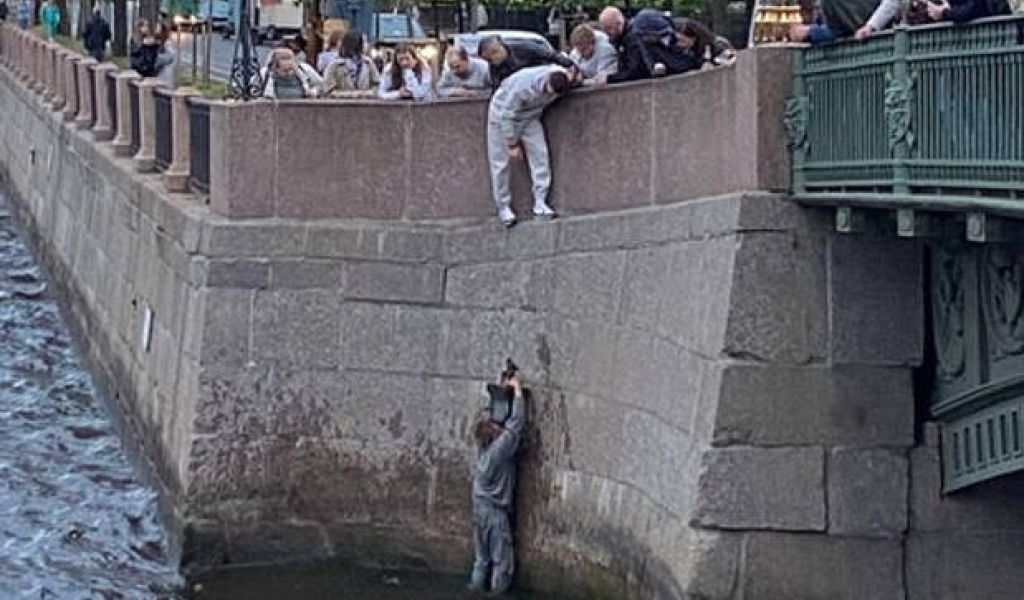 Пьяный петербуржец упал с набережной Фонтанки, но ухватился за памятник Чижику-Пыжику