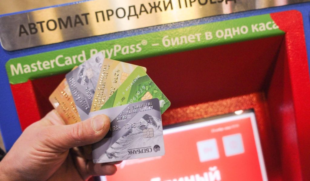 Финансовые эксперты рассказали, почему россиянам не стоит опасаться блокировки банковских карт и счетов