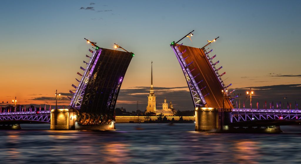 Дворцовый мост разведут в День города под торжественный гимн ровно в полночь