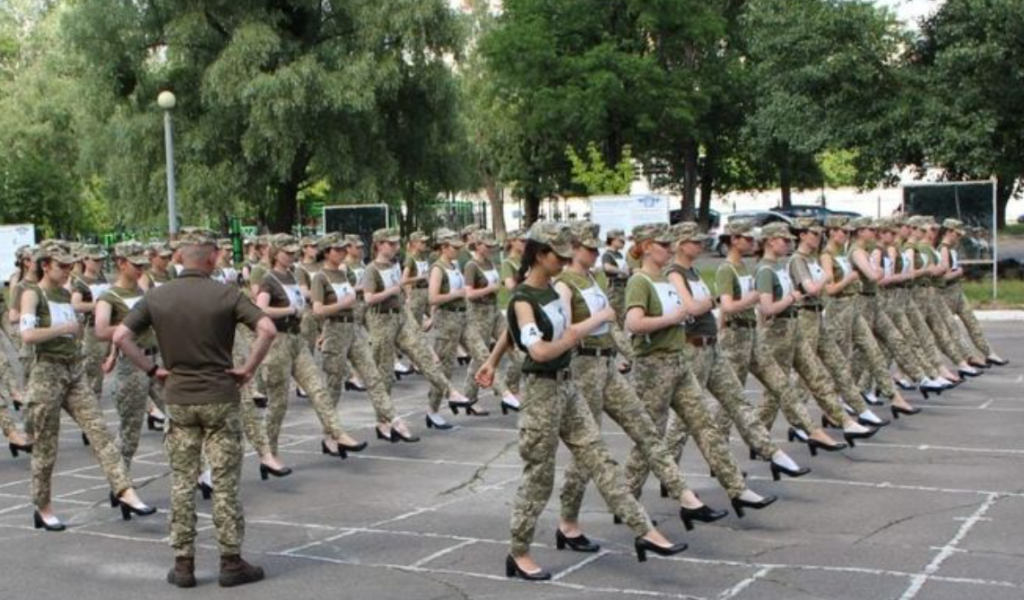 Маршировать на каблуках заставили девушек-военных ради парада на День Независимости Украины
