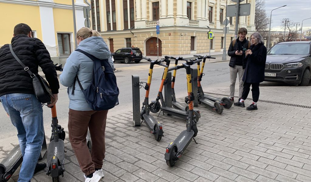 В Петербурге задержали подозреваемого в серии наездов на прохожих на электросамокате