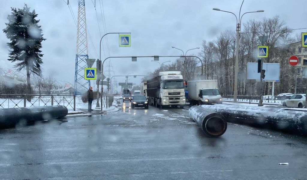 В Московском районе Петербурга из прицепа грузовика упали трубы