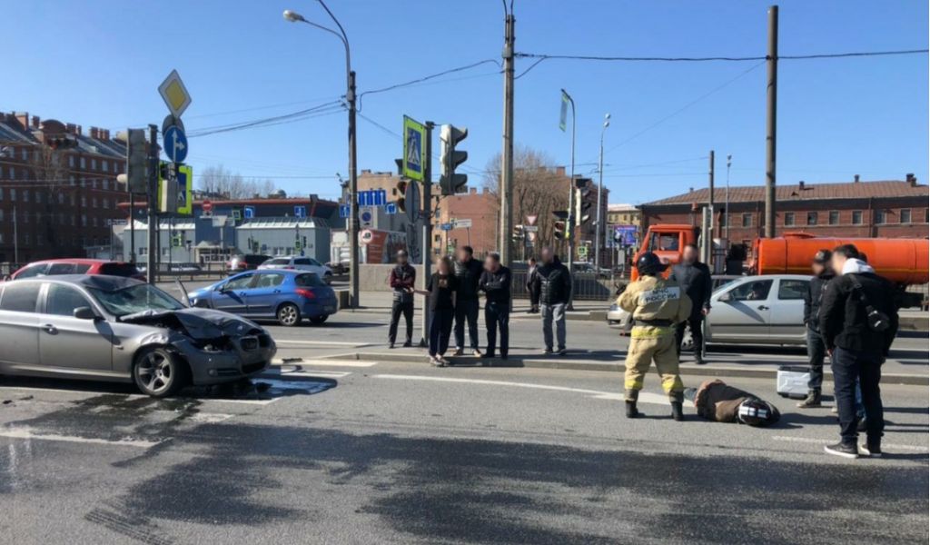 Полиция задержала пьяную девушку на BMW, сбившую мотоциклиста в Петербурге