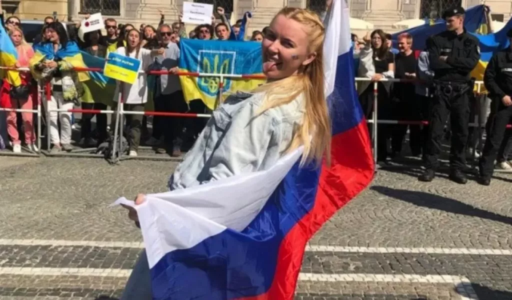 Танцевавшую на фоне проукраинского митинга «Калинку» Юлия Прохорова выпустили на свободу
