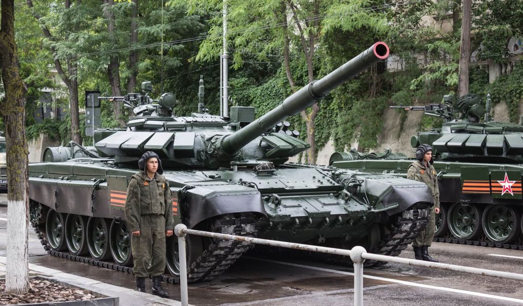 Военный эксперт Виктор Баранец считает, что Россия пока не достала «свой главный меч»
