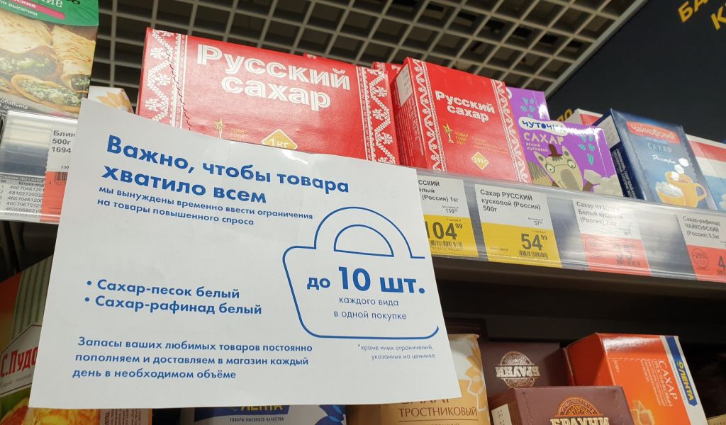 Почему сахар исчезает с прилавков российских магазинов и как его цена зависит от курса валют