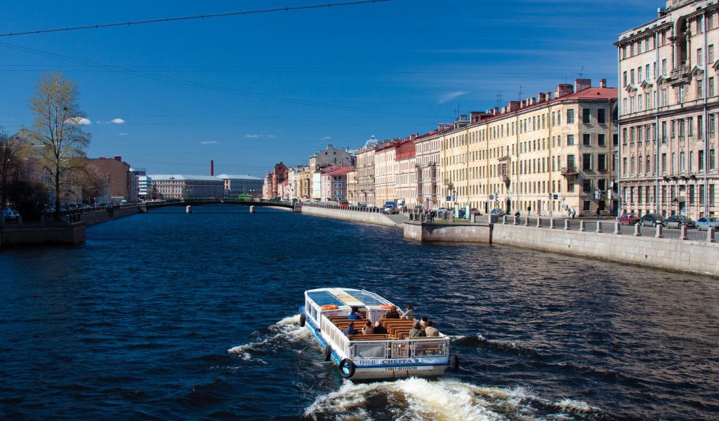 В Петербурге пассажирский теплоход «Ромео» столкнулся с Троицким мостом