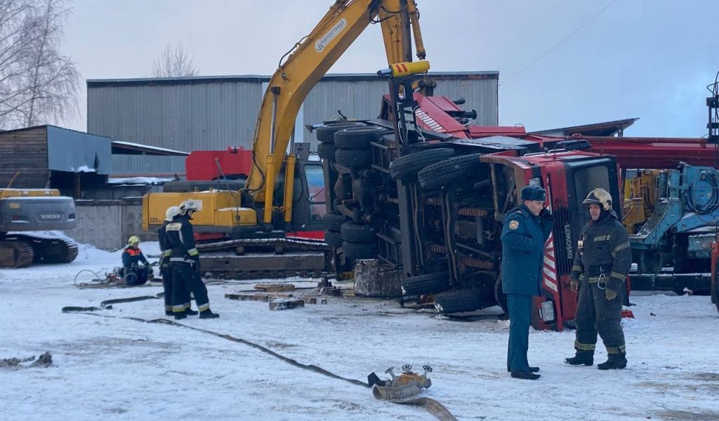 В Петербурге упал строительный кран. У водителя сломаны ноги