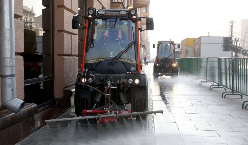 В Петербурге увеличат число уборочной техники в День города