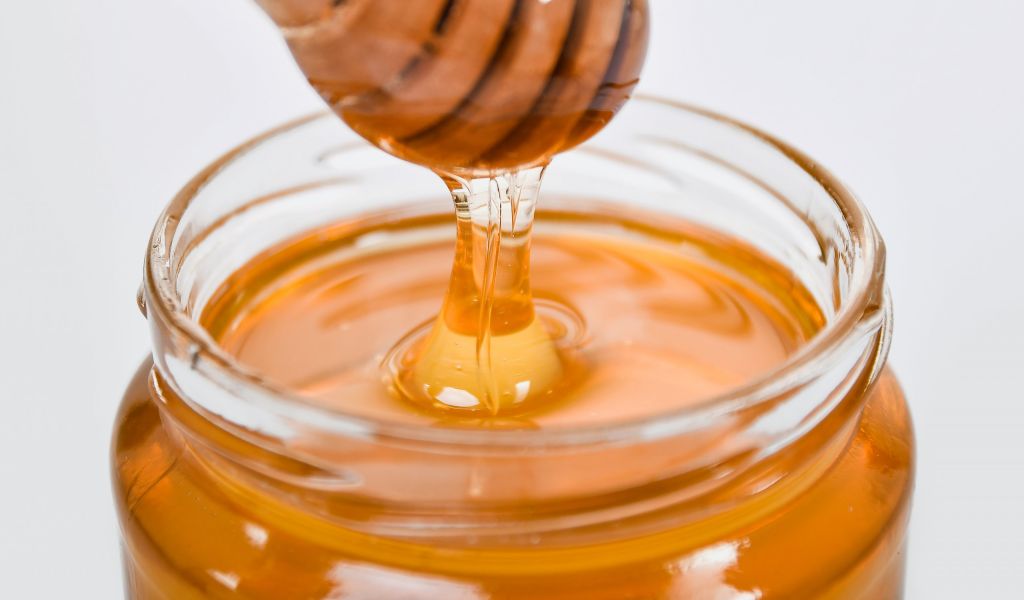Сосновый мед – универсальный продукт против воспалений и насыщения витаминами