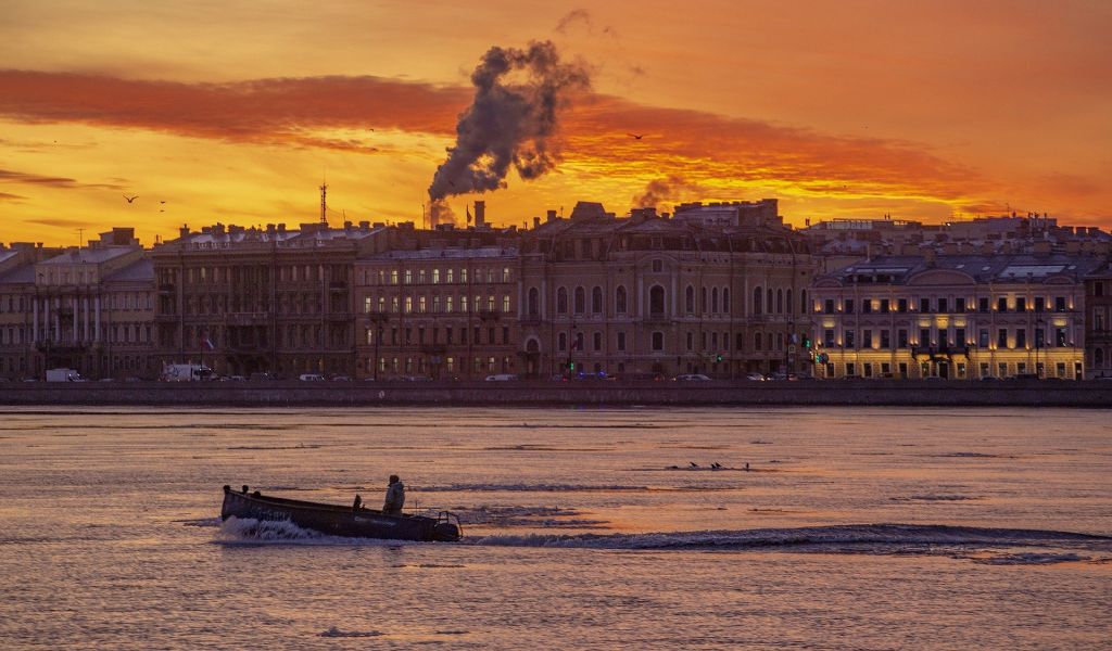 Специалисты химико-радиометрической лаборатории МЧС взяли пробы воздуха после жалоб жителей Петербурга на зловоние