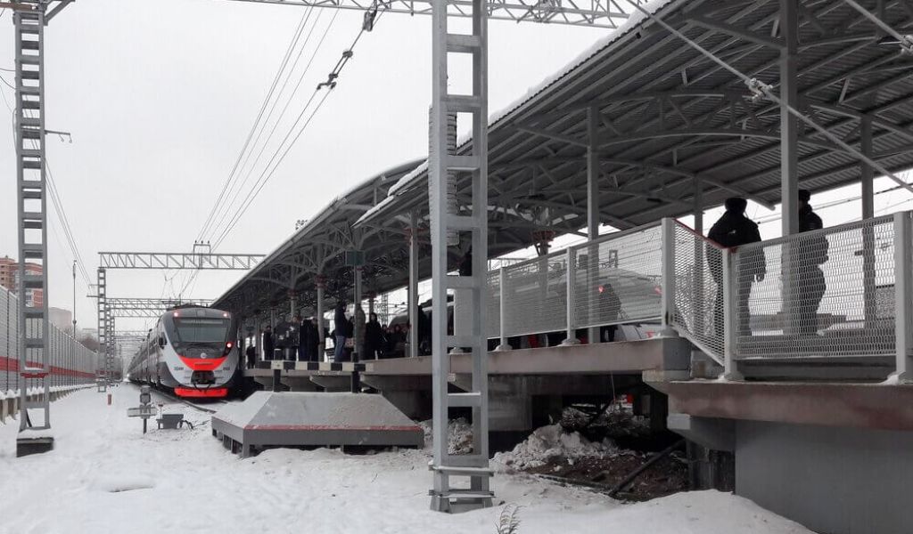 Три человека погибли в ДТП с электричкой и такси в подмосковной Ивантеевке