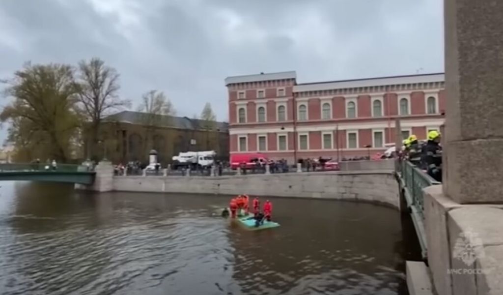 В Петербурге прошли обыски в компании «Такси», автобус которой упал в реку