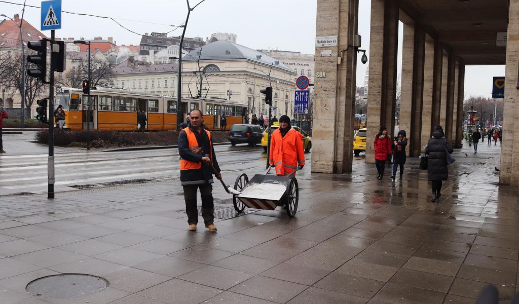 Как изменились зарплаты дворников в Петербурге