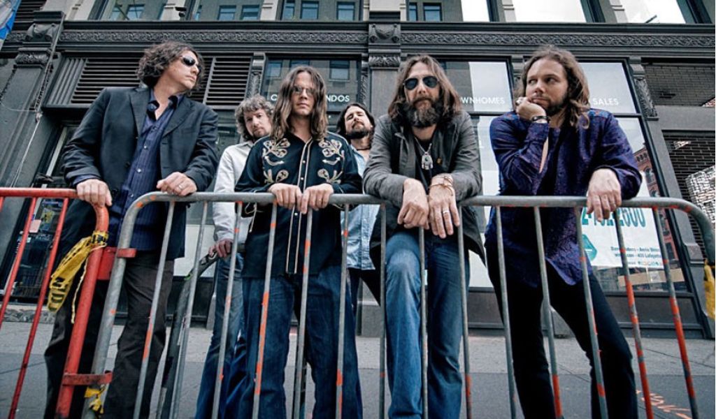 Гитарист The Black Crowes Рич Робинсон выгнал фаната со сцены с помощью гитары