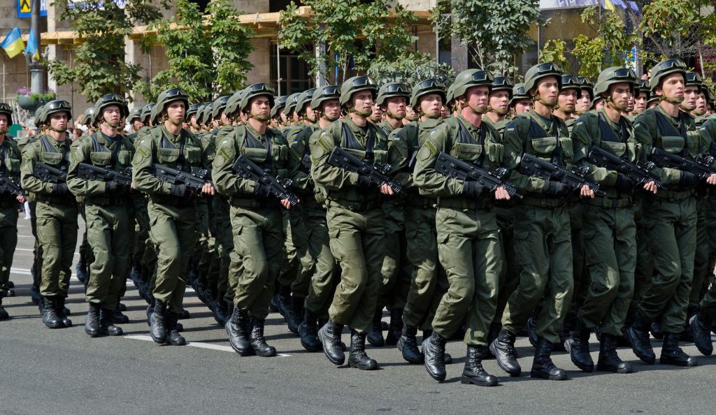 Украинцы потребовали отправить на фронт чиновников и депутатов