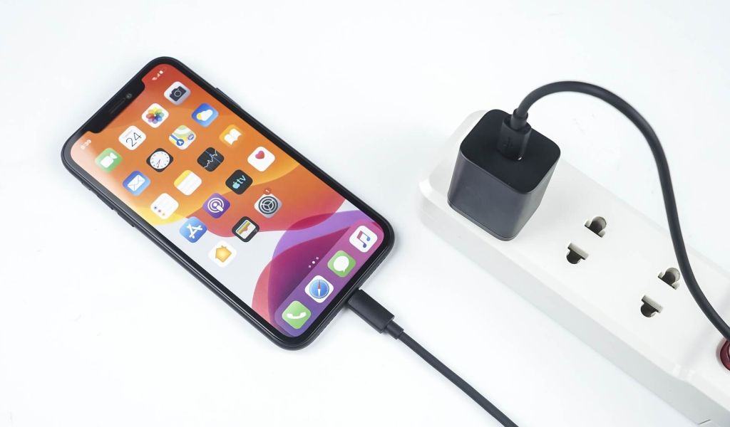 Эксперты посоветовали не пользоваться чужими кабелями и USB-розетками для зарядки смартфона