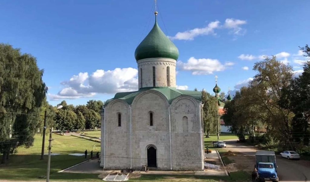 Дожди закрыли доступ к собору Александра Невского в Переславле