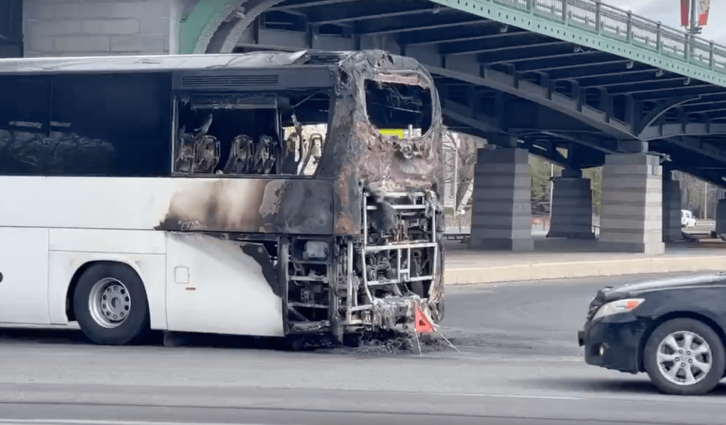 В Приморском районе Петербурга загорелся туристический автобус