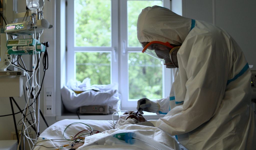 Врач-инфекционист Поздняков назвал категории наиболее подверженных тромбозу при коронавирусе людей