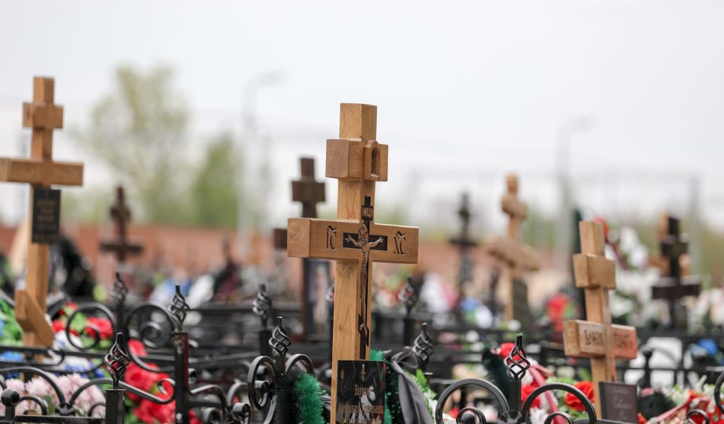 На кладбище в Петербурге неизвестные подожгли три могилы