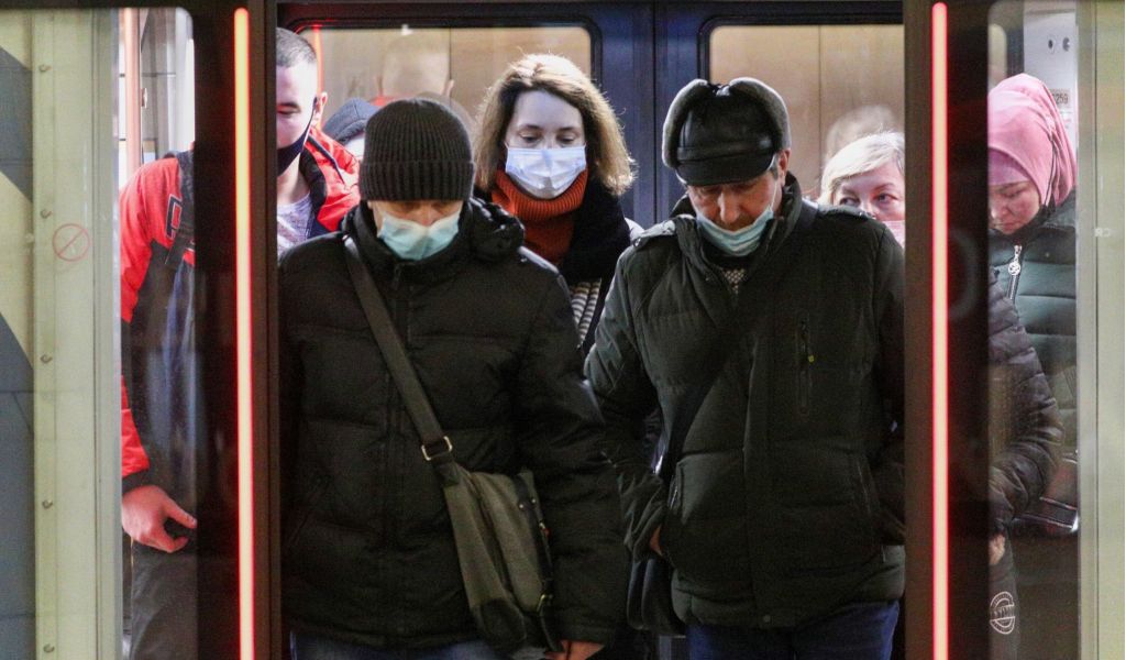 Политолог Наумов назвал формальностью возможную отмену в Петербурге масочного режима