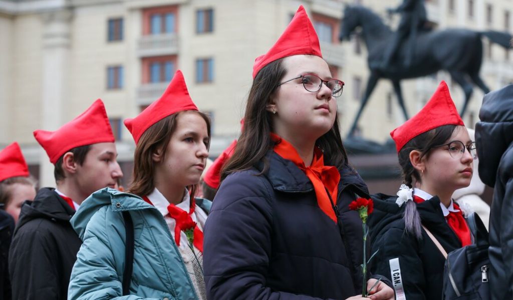 Психолог Наумова раскрыла истинное значение поднятия российского флага в школах