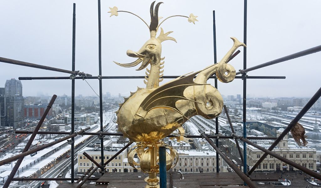 На Казанский вокзал в Москве был возвращен золотой дракон