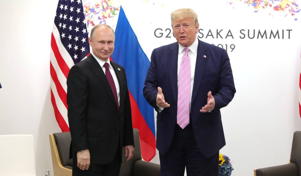 Трамп обвинил руководство США в глупости, а республиканцы стали больше поддерживать Путина