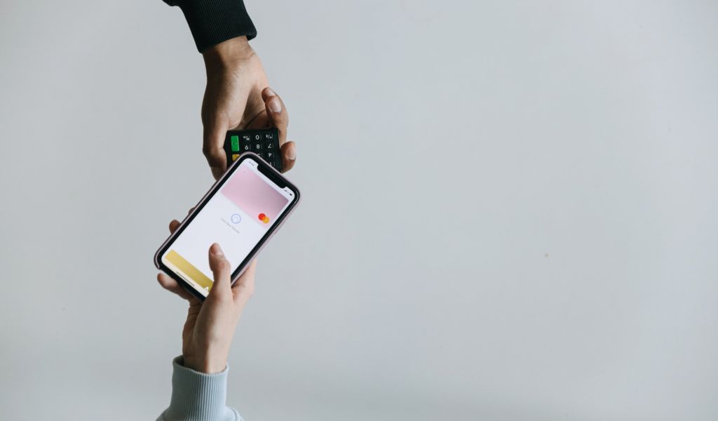 Вместо сервисов для оплаты от Apple и Google россияне могут использовать «СБПэй»