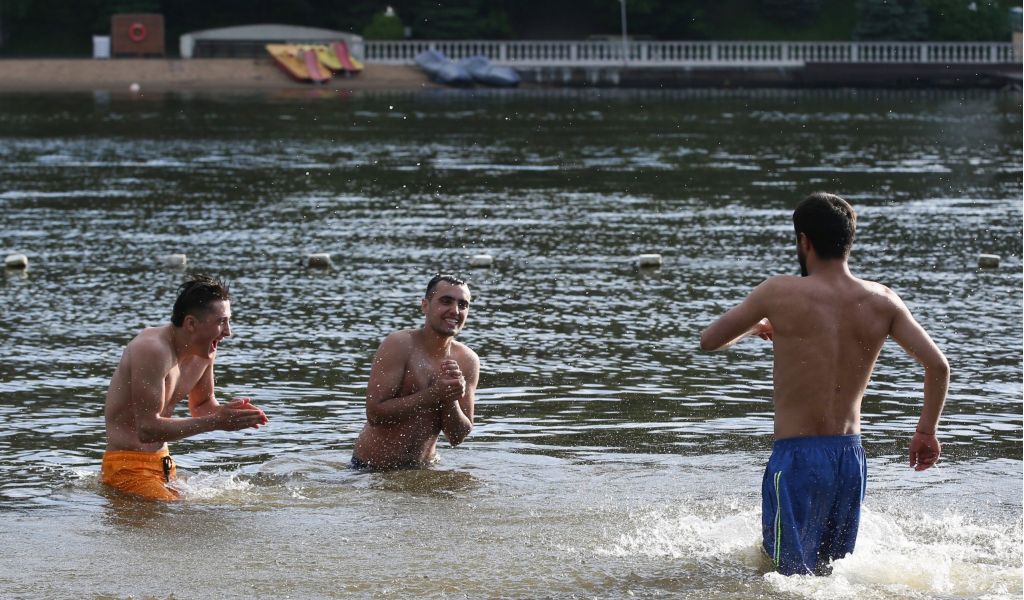 Главный синоптик Петербурга Колесов: к 20 июня вода в городских водоемах прогреется до 18 градусов