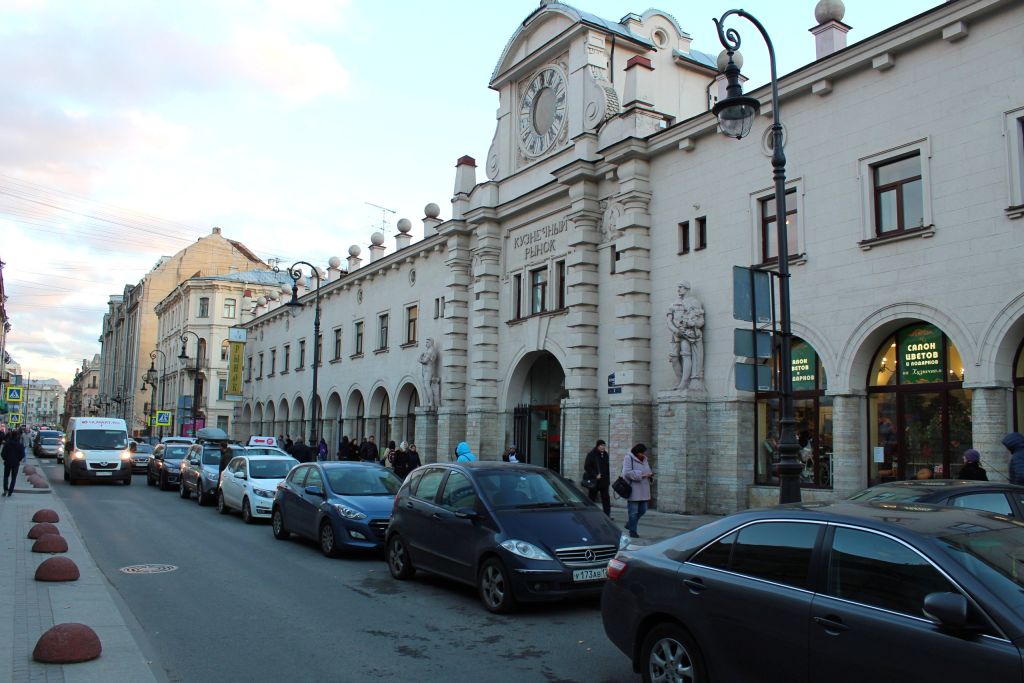 Петербургский суд обязал госбюджетное учреждение отреставрировать фасад Кузнечного рынка