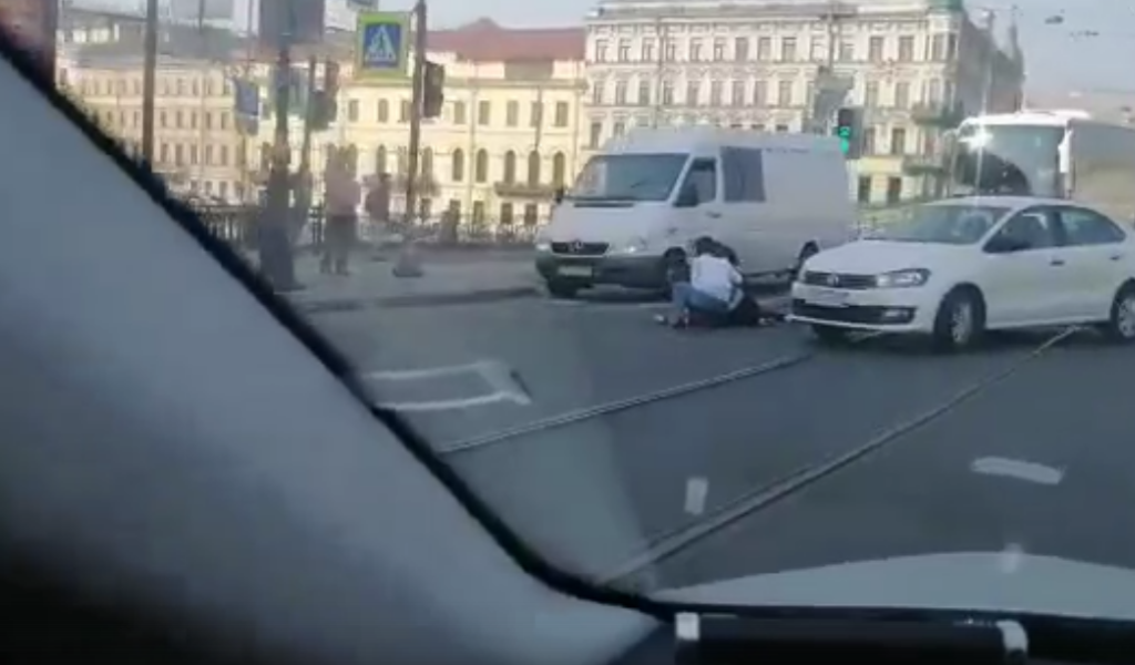 В центре Петербурга на пешеходном переходе сбили женщину