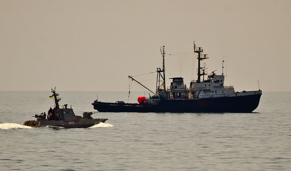 ВСУ в Бердянске бросили буксир, переделанный в военный корабль