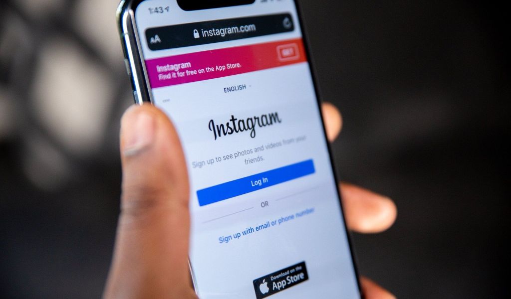 Instagram рекламирует подросткам аккаунты продавцов наркотиков