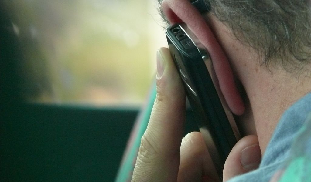 Граждан в России предупредили, как телефон могут превратить в устройство прослушки