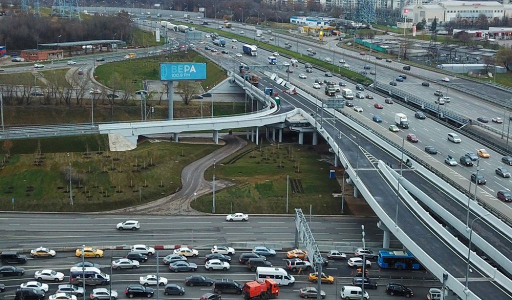 Названы подмосковные города, до которых добираться стало быстрее благодаря ЦКАД