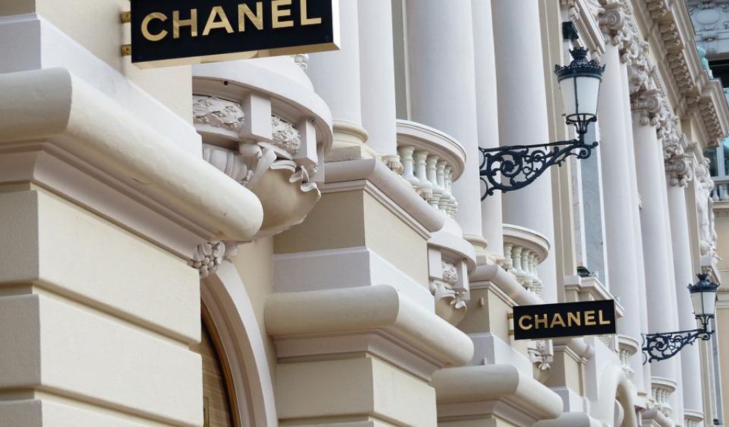 На стенах парижских бутиков Chanel появились наклейки с Гитлером