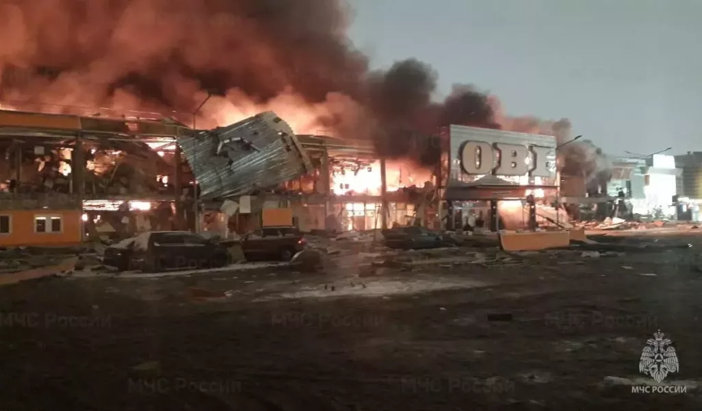 В магазине OBI догорающего ТЦ “Мега Химки” взорвались банки с краской