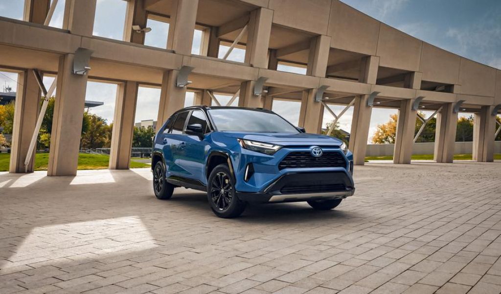 Кроссовер Toyota RAV4 получил легкое обновление