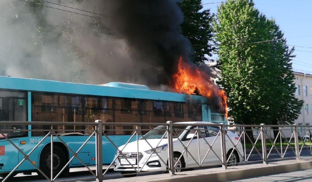 В Петербурге загорелся пассажирский автобус