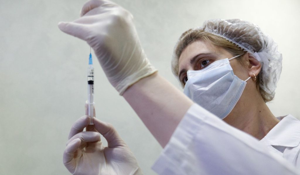 Минздрав назвал неизвестным уровень защиты вакцины от заражения коронавирусом SARS-CoV-2