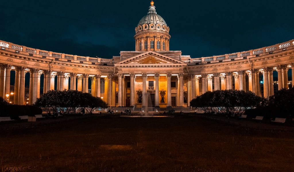 Петербургскую туристку ранило петардой возле Казанского собора