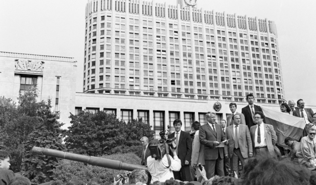 The Guardian заявляет о кризисе самоуважения демократии спустя 30 лет после московского переворота