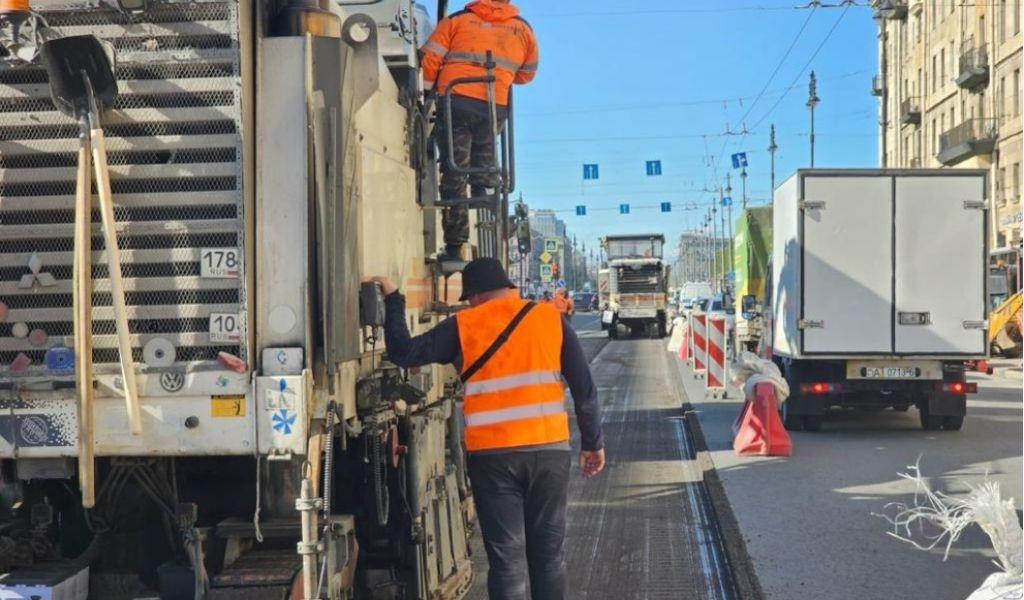 В Петербурге кладут новую тротуарную плитку и чинят дорожное покрытие в Московском районе