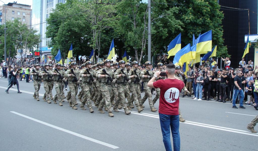 Жители Мариуполя рассказали, как украинские националисты контролировали город и внушали подросткам собственные истины