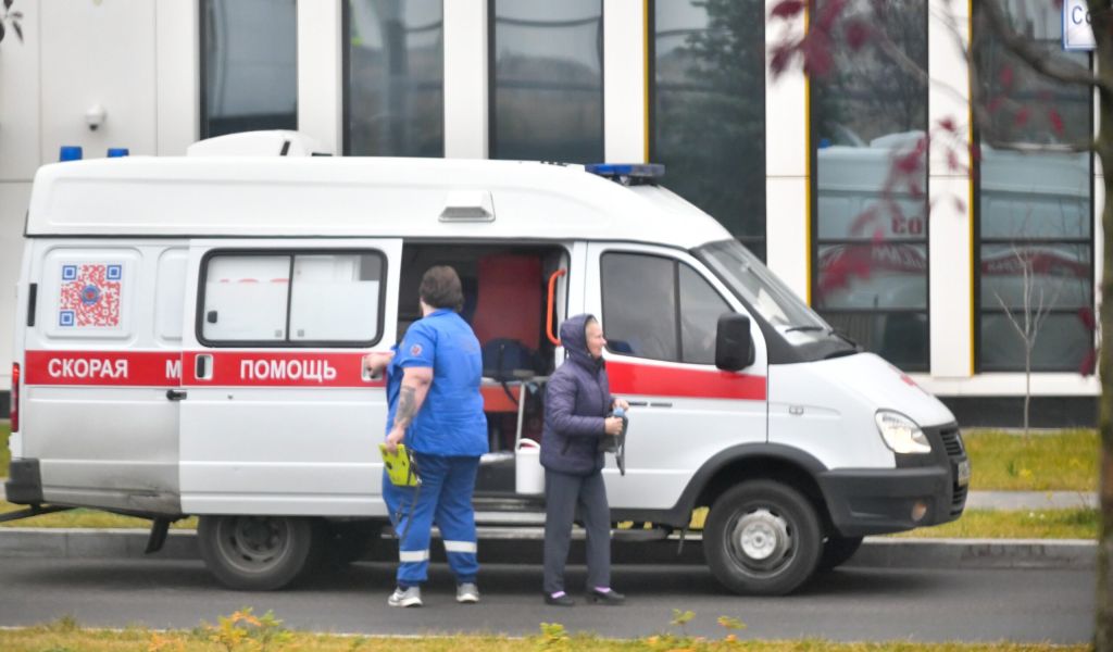 У больницы святого Георгия в Петербурге образовалась очередь из машин «скорых»