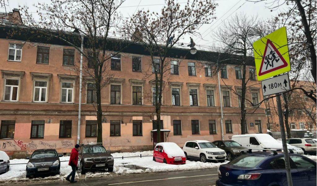 Петербургские автолюбители жалуются на пробки во дворах из-за неубранного снега