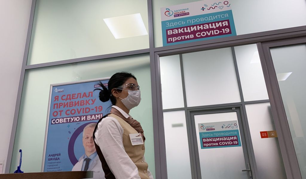 Врач-инфекционист Георгий Викулов рассказал, почему можно попасть в больницу после вакцинации от COVID-19