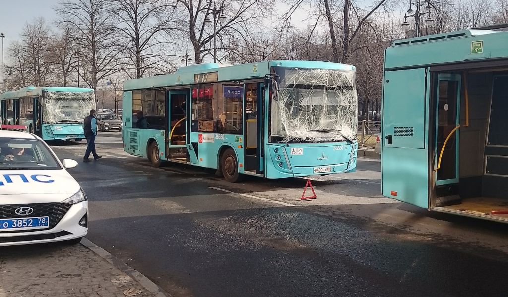 В Петербурге столкнулось три автобуса на Московском проспекте